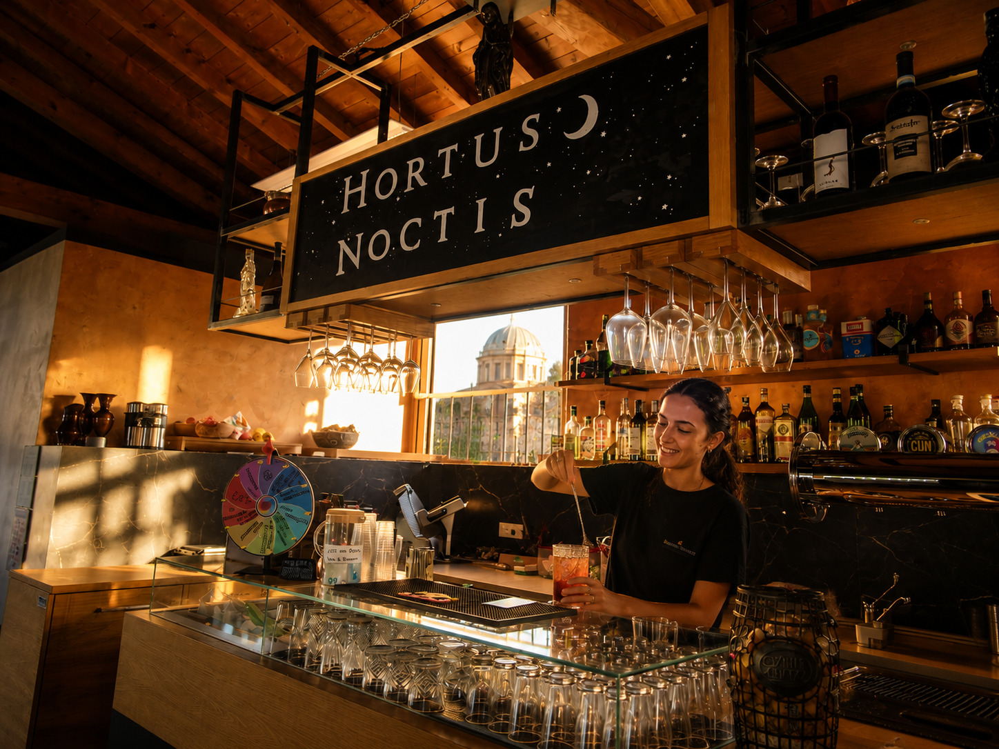 Barlady sorridente prepara un drink al bancone al tramonto, con vista sulla cupola del Santuario dalla finestra.